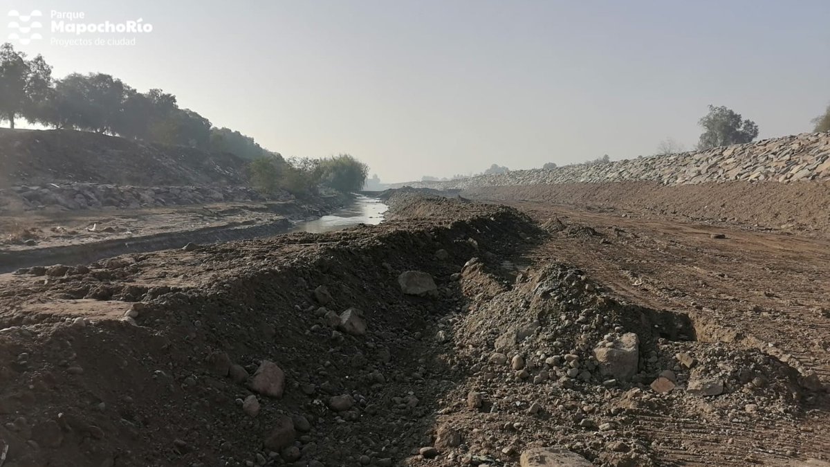 MapochoRio's tweet photo. #MapochoRio recorre casi 9 kilómetros a lo largo de la ribera sur del principal curso de agua de Santiago. La buena noticia es que el proyecto considera dos bajadas al río en #CerroNavia, permitiendo a sus visitantes volver a conectarse con el río y su entorno. https://t.co/RixO1vyzT4