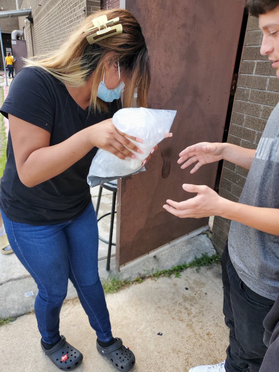 HMS_ag's tweet image. EOY Food Scientist Ice Cream (in a bag) Social with:  Flavor Chemist, Production Specialist, Sustainability, and Packaging!!!  I think they engaged eating it the most!  You guys rock!  HMS Ag! @HollandHISD