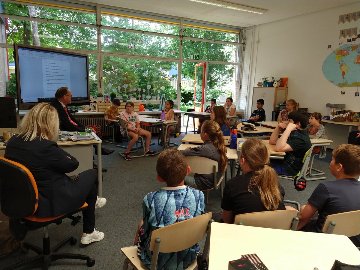 Wethouder Henk van den Berge van onderwijs en jeugd op bezoek bij Daltonschool De Horst te Apeldoorn. Een mooie bijeenkomst waar veel is verteld over de omgeving De Maten vanuit de kinderen. En wat doen de gemeente en een wethouder eigenlijk?