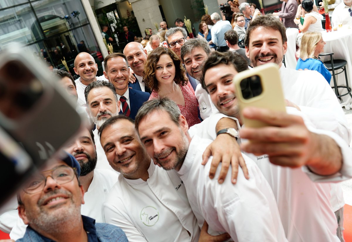 CabLaPalma's tweet photo. 📍Hoy hemos presentado junto a @IdiazAyuso, y gracias a la iniciativa de @Provacuno el libro #APedirDeVaca cuyos beneficios irán destinados a #RecuperarLaPalma. 

🙌Gracias a los 27 cocineros que han participado en el libro y a Eliseo Isla, presidente de @Provacuno por liderarlo. https://t.co/etJLpDnvbN