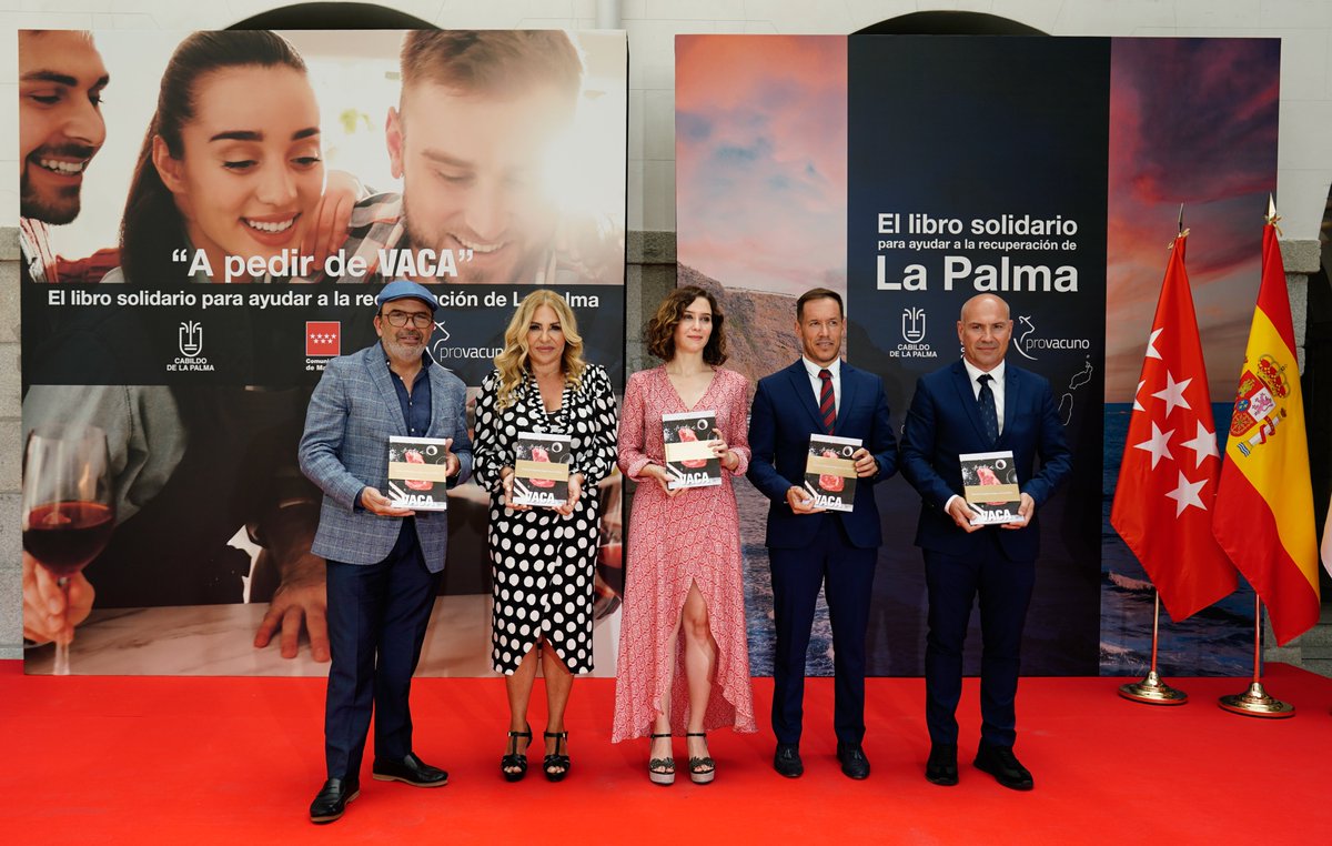 CabLaPalma's tweet photo. 📍Hoy hemos presentado junto a @IdiazAyuso, y gracias a la iniciativa de @Provacuno el libro #APedirDeVaca cuyos beneficios irán destinados a #RecuperarLaPalma. 

🙌Gracias a los 27 cocineros que han participado en el libro y a Eliseo Isla, presidente de @Provacuno por liderarlo. https://t.co/etJLpDnvbN