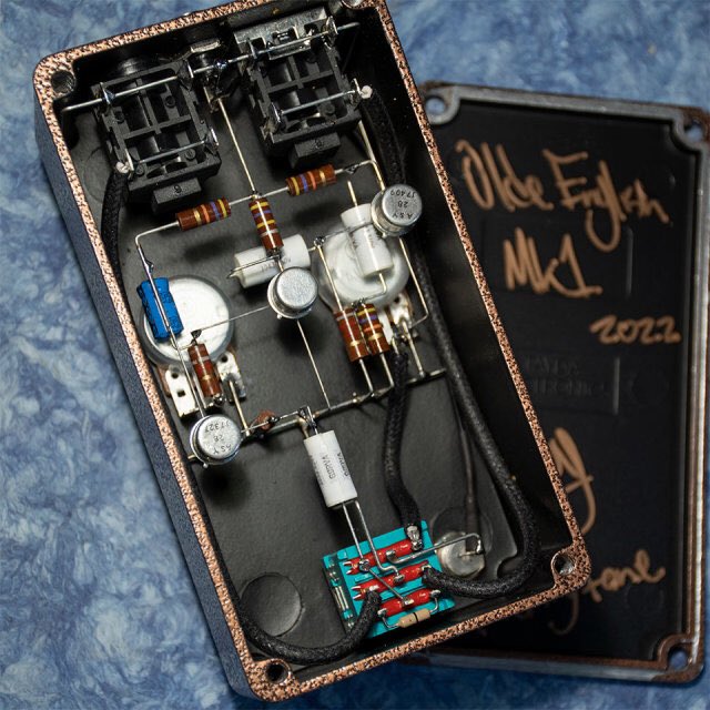 Paperboy Pedals - Olde English ファズ。空中配線が美しい。音はTone