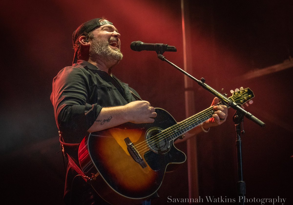 savwaphoto's tweet photo. Reviewing and editing my shots from Country Thunder this weekend, I can hardly believe how far I’ve come in just 8 months 🥲 

From my first concert shoot of Miyavi last October to my 5th of Lee Brice, SO much progress 🥰 https://t.co/2phA2BGf0y