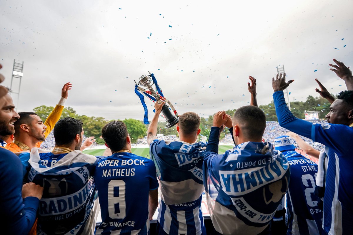 DragaoNews1893's tweet photo. A parceria do #FCPorto com a MEO na frente da camisola não podia ter tido um final mais feliz 🏆💙 https://t.co/C9ToFvQp7X