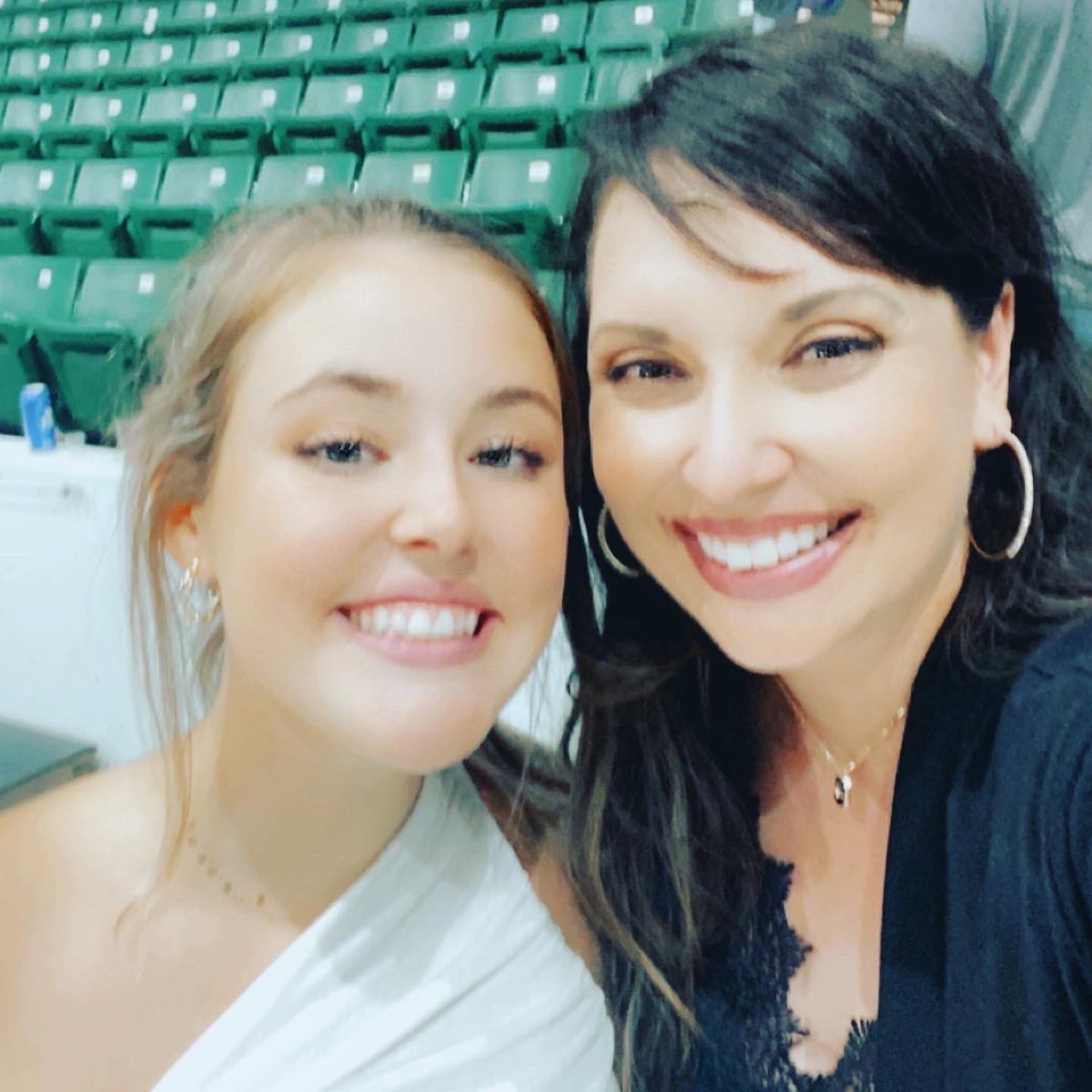 greene_radio's tweet photo. Little Miss Sydney Conner found herself singing on stage with Lee Brice, last Thursday! Was it for real or planned…? 😏
We asked Sydney herself~ Click this link to listen! 🤩 #lanainthemorning @931TheRiver @shawnparrsatc @ReeseMomOf2 

https://t.co/dXUuC6uNj8 https://t.co/eeiFQi0ha8