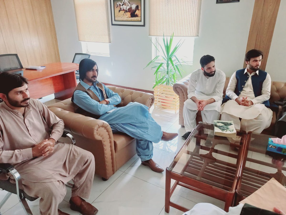 pso_zone's tweet photo. ده پشتونخوا سټوډنټس ارګنایزیشن زونل آرګنایزنګ کمیټي ملګرو په کوټه پوهنتون کښي ده پرو وایس چانسلر عین الدین صاحب سره ولیدل او په ده پوهنتون ده پشین کیمپس ده پشتنو لوستونکو پر ستونځو خبری اتری وسوې. https://t.co/ogv3DBQUt7