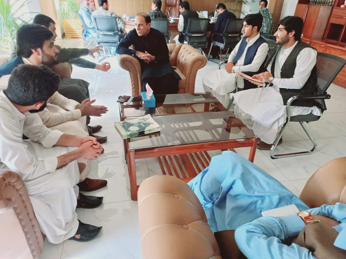 pso_zone's tweet photo. ده پشتونخوا سټوډنټس ارګنایزیشن زونل آرګنایزنګ کمیټي ملګرو په کوټه پوهنتون کښي ده پرو وایس چانسلر عین الدین صاحب سره ولیدل او په ده پوهنتون ده پشین کیمپس ده پشتنو لوستونکو پر ستونځو خبری اتری وسوې. https://t.co/ogv3DBQUt7