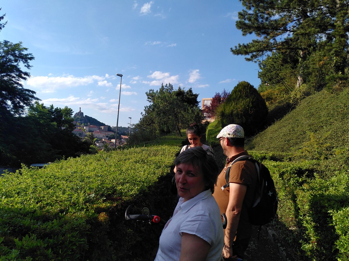 GaconCelline's tweet photo. Team #nupes #lepuyenvelay déjà en porte-à-porte ! On ne lâche rien. Merci pour l'accueil ! ✌️#hauteloire #circo4301 https://t.co/v3bMVPLQ18