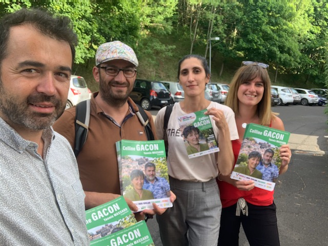 GaconCelline's tweet photo. Team #nupes #lepuyenvelay déjà en porte-à-porte ! On ne lâche rien. Merci pour l'accueil ! ✌️#hauteloire #circo4301 https://t.co/v3bMVPLQ18