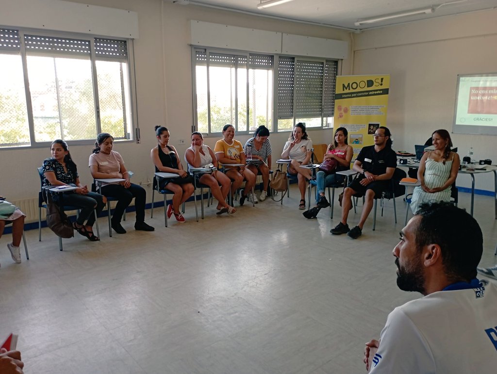 xarxavalors_sc's tweet photo. Sessió del Mòdul C d'Acollida que organitza el #CIAPE
Una oportunitat per donar la benvinguda als i les noves veïnes de #SantaColoma, on compartir coneixement, experiències vitals i apropar estratègies antirumors i  materials de sensibilització #Capgirat https://t.co/doRqbMG4rL