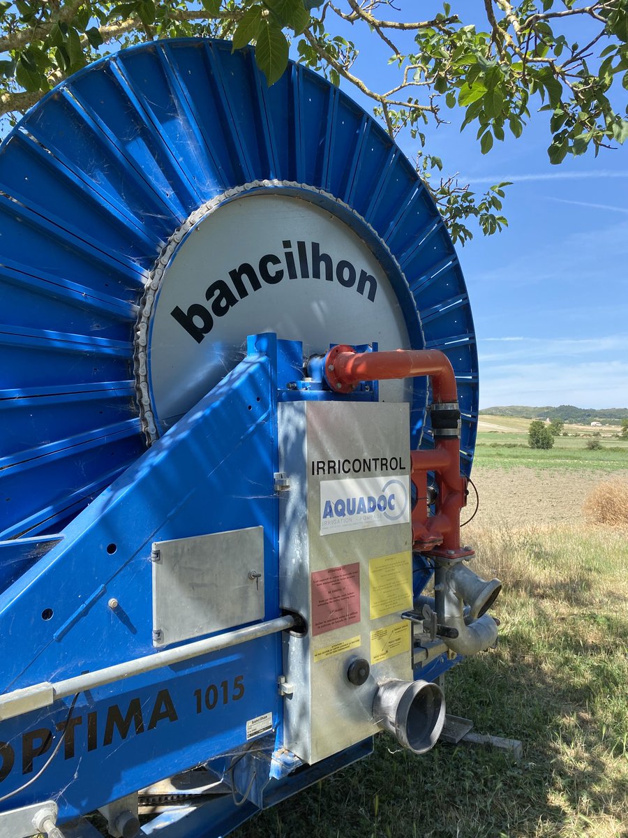 Sécheresse#irrigation  . C’est balo le canon le panneau photovoltaïque la batterie et la carte mère sont plus la . Et ben pas irrigation ;((((((