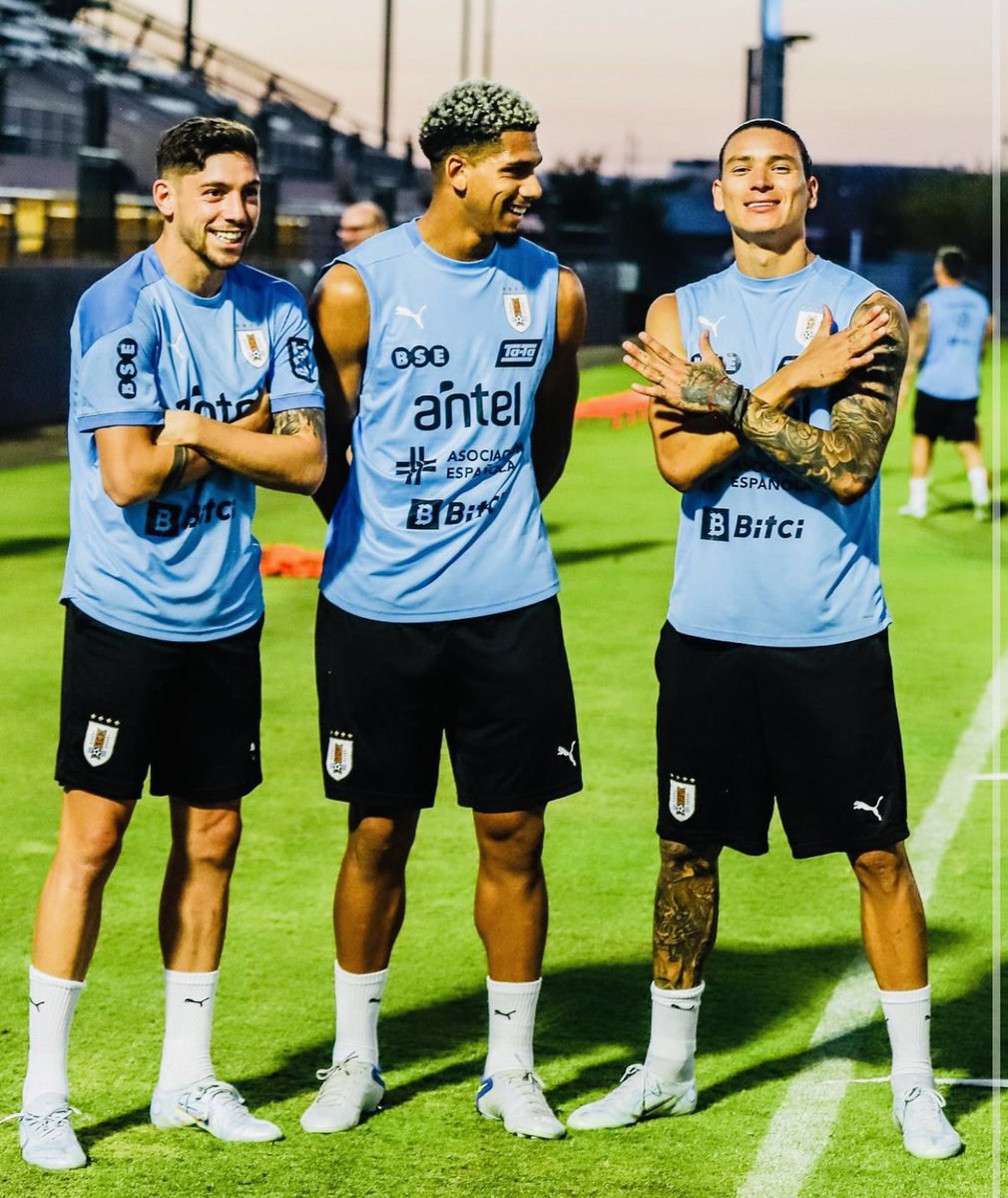 Juezcentral's tweet photo. Fede Valverde, Ronald Araujo y Darwin Núñez. Ninguno tiene más de 23 años.
Los 3 ya juegan en la selección. Ronald es titular del Barça, Valverde es titular del Madrid y Darwin fichará por el Liverpool esta semana. Qué locura los futbolistas que siguen saliendo de Uruguay. https://t.co/ekBVmXEHgq