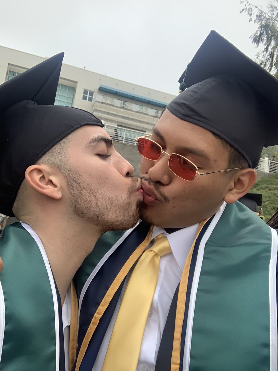 putitorafaelito's tweet photo. we did it baby👨🏻‍🎓❤️👨🏽‍🎓 https://t.co/r6mmEFiwFE