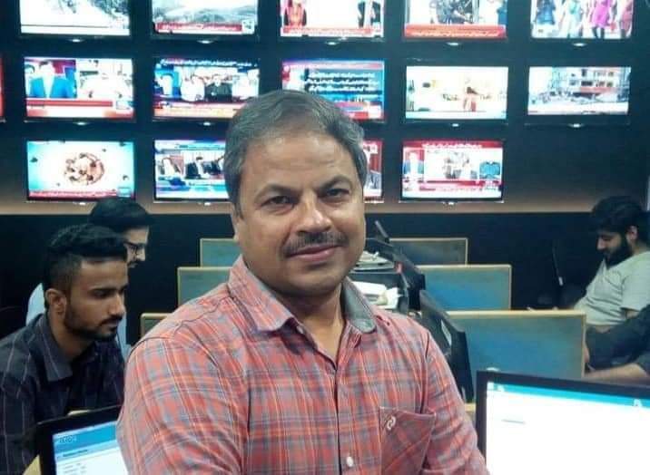 AsadUsmani6's tweet photo. آج نیوز کے سینئر اسائنمنٹ ایڈیٹر نفیس نعیم کو نامعلوم افراد ان کے گھر کے قریب ناظم آباد سے وین میں ڈال کر ساتھ لے گئے ہیں۔

اللہ سے دعا ہے کہ وہ جلد نفیس نعیم کو بخیریت اپنی فیملی سے ملادے۔ آمین https://t.co/9z0BIQ20DT