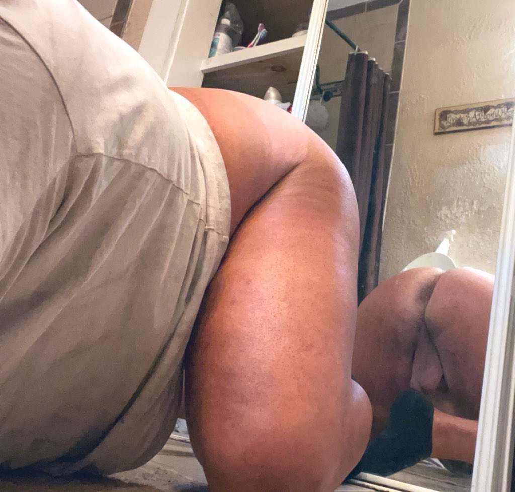 teediass_phatt's tweet photo. @_maxsmall Please open my hole up with that https://t.co/uf3O5nxPfI