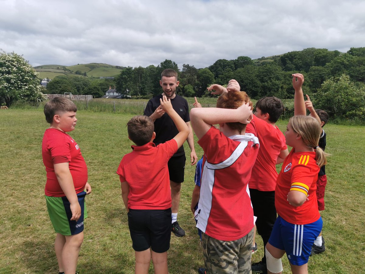 YsgolTalybont's tweet photo. Fe wnaeth gŵr bonheddig a diymhongar alw draw i'n gweld ni heddiw - plant ac oedolion wedi gwirioni. Diolch o galon @norringtonr99 am eich amynedd wrth ateb yr holl gwestiynau ac am y sesiwn hyfforddi annisgwyl! @FAWales #ywalgoch 🏴󠁧󠁢󠁷󠁬󠁳󠁿⚽ https://t.co/sxWcNejPdl