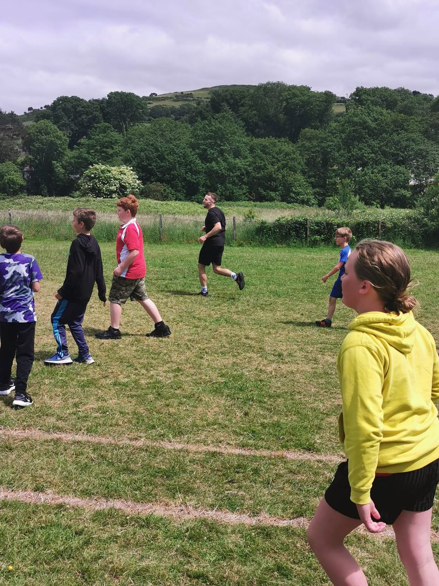 Fe wnaeth gŵr bonheddig a diymhongar alw draw i'n gweld ni heddiw - plant ac oedolion wedi gwirioni. Diolch o galon <a href="/norringtonr99/">Rhys Norrington-Davies</a> am eich amynedd wrth ateb yr holl gwestiynau ac am y sesiwn hyfforddi annisgwyl! <a href="/FAWales/">FA WALES</a> #ywalgoch 🏴󠁧󠁢󠁷󠁬󠁳󠁿⚽