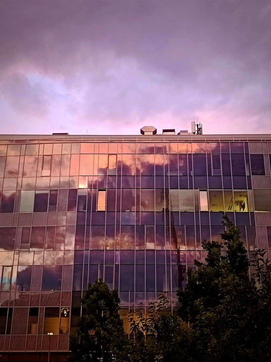 Hey amazing photographers ! Got the chance today to catch the sunset mirroring on this building 

Feel free to share yours 📸