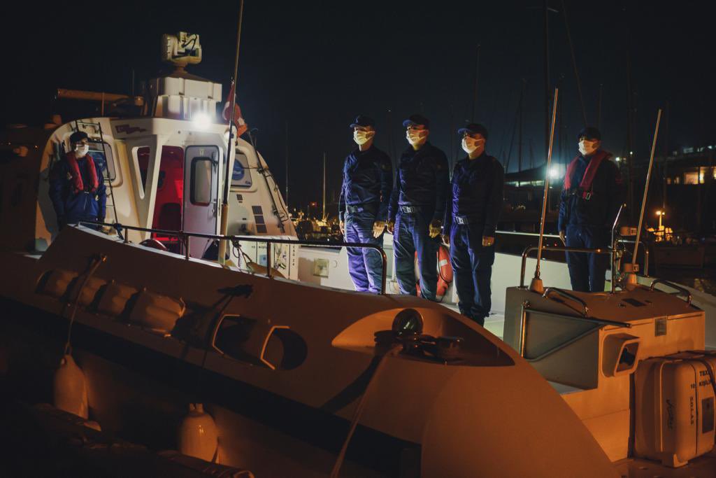 Griechenland wird vorgeworfen, Migranten illegal zurückzuweisen. Oft passieren diese Pushbacks im Verborgenen. Wir waren mit der 🇹🇷 Küstenwache auf Patrouille, als sie mutmaßliche Opfer dieser Praxis rettete — drei Männer aus dem Jemen.

Meine Eindrücke dieser Nacht <a href="/welt/">WELT</a> 👇