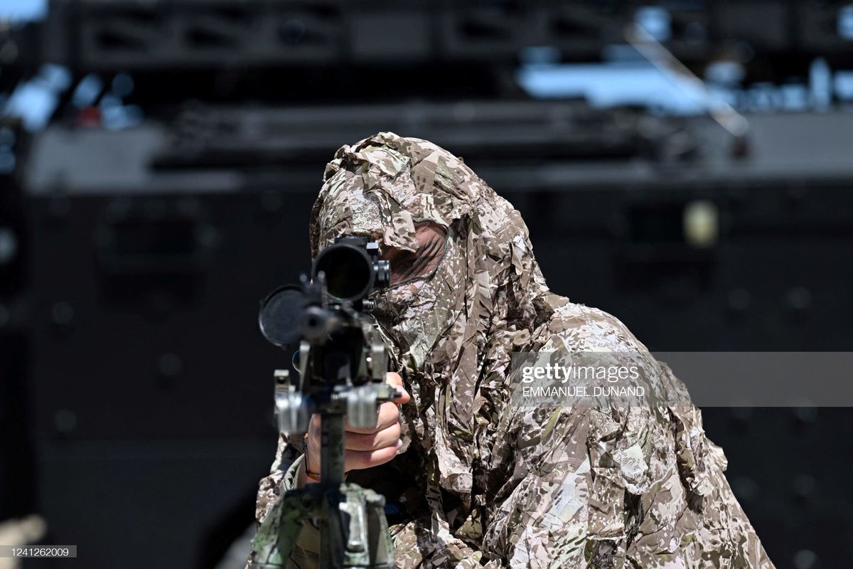 🇫🇷 GIGN sniper at Eurosatory with CONCAMO quick concealment poncho. 
Pics by @HelenePastore and @EmmanuelDunand