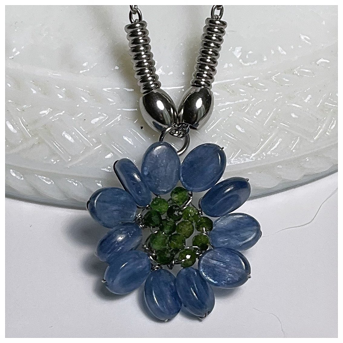 bowden2you's tweet photo. Blue Sunflower Pendant Necklace 🌻
#GreenTourmaline center with #BlueKyanite petals wired to a white #Agate #gemstone disc. All #stainlesssteel findings, #beads and stainless steel flat #cablelinkchain.
#Sunflower #Necklace Price: $80.00 plus shipping
Other colours available. https://t.co/PAL4pmdVRH