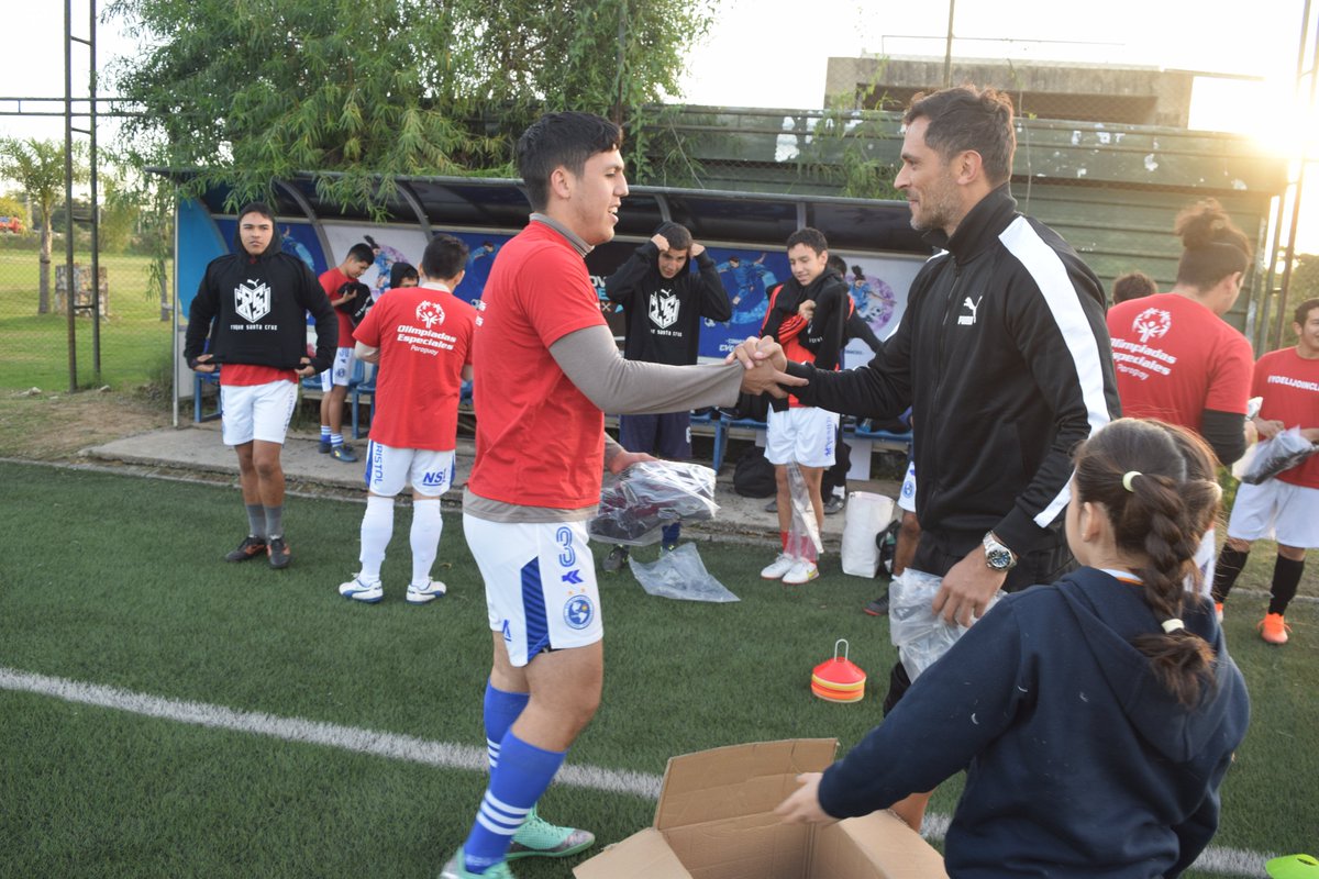 En el último entrenamiento, los atletas recibieron la visita del embajador @RoqueSantaCruz que los orienta y motiva a ser disciplinados para lograr grandes objetivos. #NoPongasBarreras #EligeIncluir ❤️