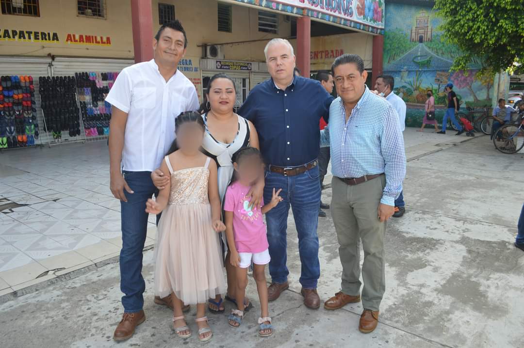 ComunicanteDLS's tweet photo. El fin de semana, @luissalinasf coincidió con amigos de #Jalapa #Tabasco en el mercado #20DeNoviembre dónde después de degustar los tradicionales tacos de #Macala dialogó con ciudadanos que se acercaron a saludarlo en la misma dinámica de atención que mantenía como diputado local https://t.co/XUAaAyB70y