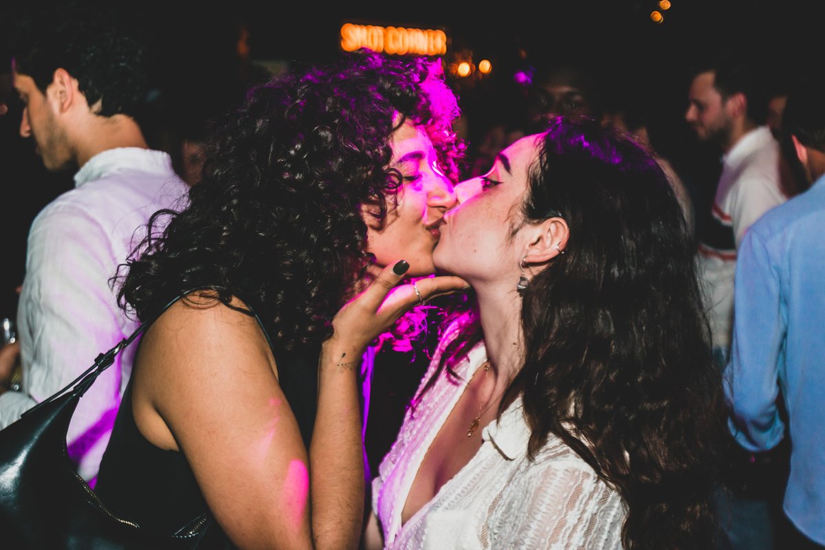 limberpasillas's tweet photo. I'm a photographer hunting for a subject.
📸😈
I've been told that I quickly make themw want to be photographed. I then help them bring out their wilder side. Everyone wants an gr8 picture of them.

#concertphotographer #parisphotographer #paris https://t.co/Nz9CWTweFu