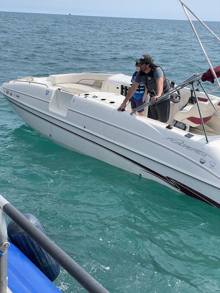 CPDMarineUnit's tweet photo. #ChicagoPolice @CPDMarineUnit M3 monitoring #ShiptoShore radio heard a #MayDay call by Loosey Goosey Operator of the #boat had lost power & was drifting towards the #Breakwall. When M3 arrived on scene they safely rafted the boat and towed her & her two passengers to safe harbor https://t.co/7rRkx6BmOA