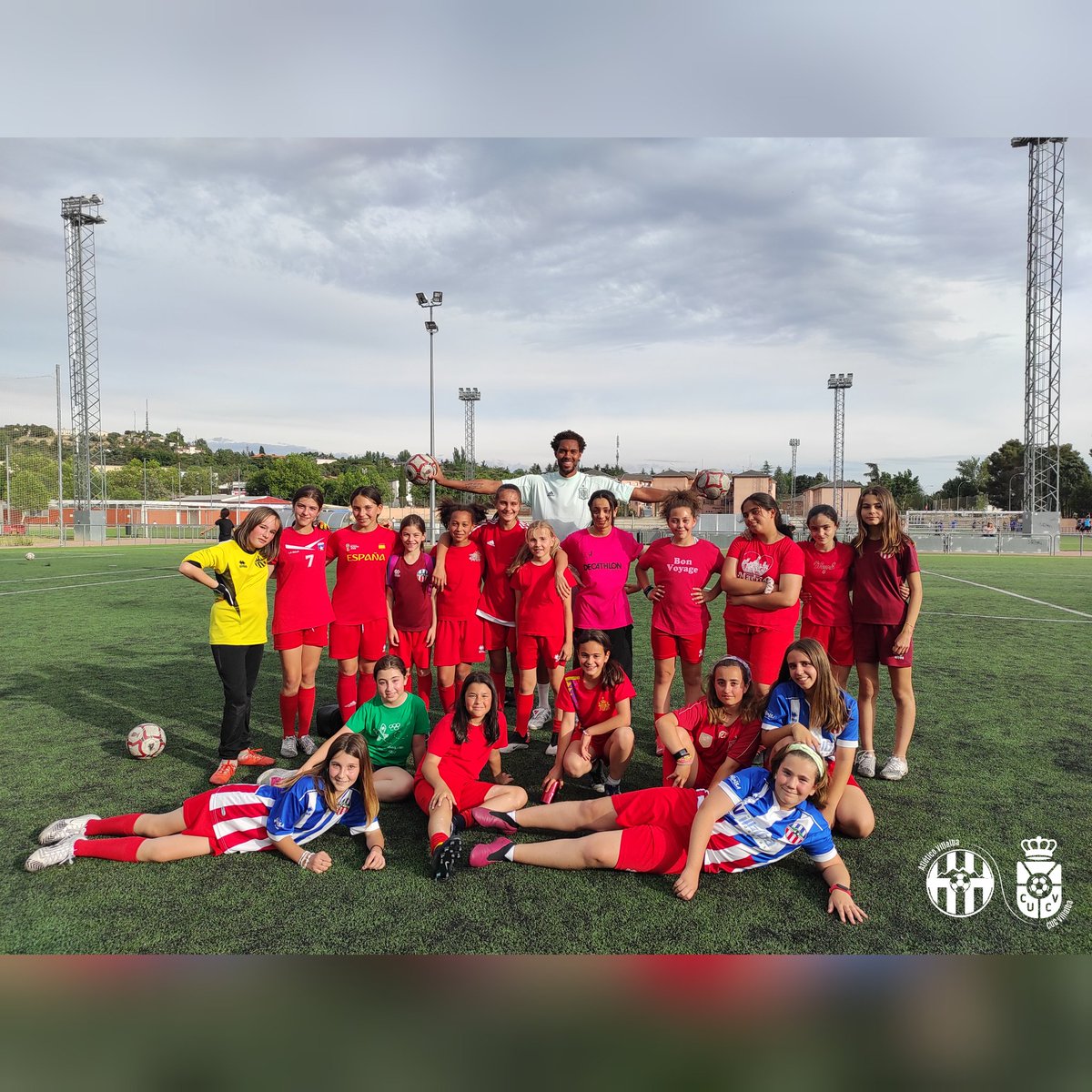 ENTRENAMIENTO ESPECIAL 👧⚽

La semana pasada, nuestro 𝗔𝗹𝗲𝘃í𝗻 𝗙𝗲𝗺𝗲𝗻𝗶𝗻𝗼 tuvo la oportunidad de ser entrenado por el jugador profesional 𝗥𝘂𝗶 𝗱𝗮 𝗚𝗿𝗮𝗰𝗶𝗮.

Las niñas disfrutaron mucho aprendiendo nuevos conceptos técnico-tácticos en un entrenamiento diferente.