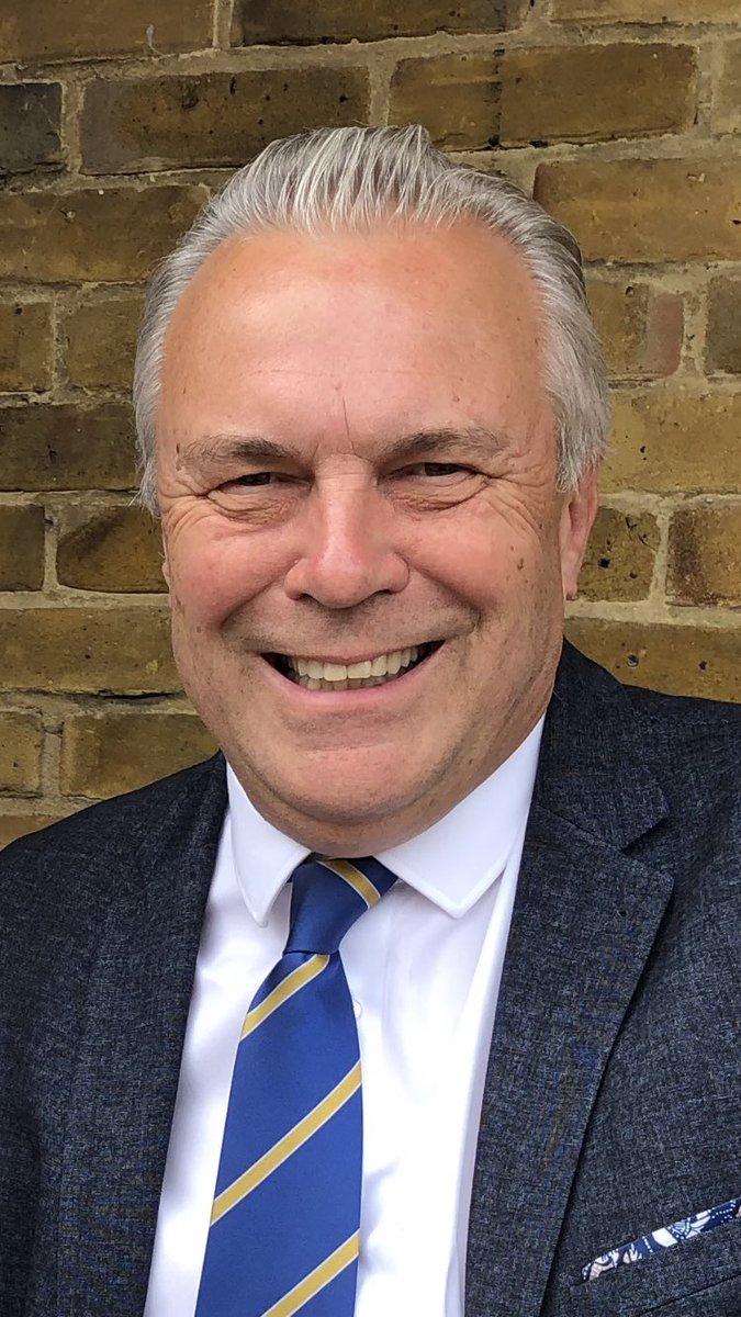 Hey all dressed up ready for The Late Show Mon-Thurs from 10pm <a href="/radioverulam/">radioverulam</a> great late night music including at 11.30 “The Climax” two great love songs just for you ❤️