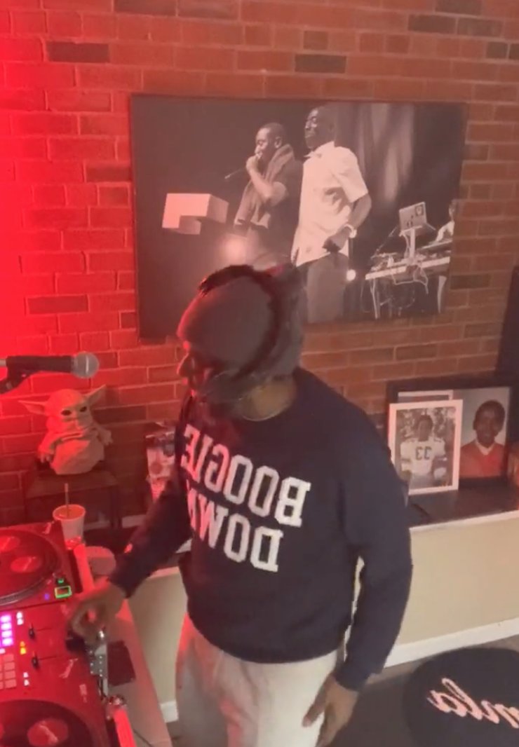 okpshop's tweet photo. 👀👀
@9thWonder rockin' our 'Boogie Down' crewneck!

cop your at: https://t.co/5kCKJXaygI
.
.
.
#okayplayer #okayplayershop #okayshop #boogiedown #9thwonder https://t.co/Z8K4eZwNMF