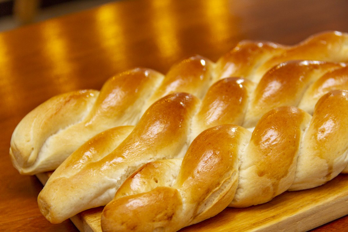 WomensBakery's tweet image. Did you know that The #WomensBakery ’s delicious honey twist bread contains whole wheat flour, honey, eggs and milk? These ingredients are packed with protein, calcium, fiber and heart-healthy vitamins and minerals. 

#NutritiousBread #Rwanda #LocalBakery #VisitRwanda