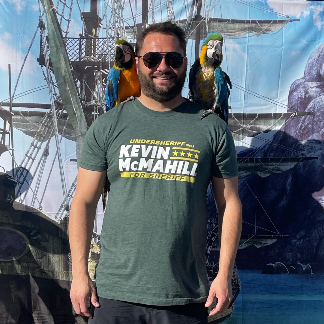 We may have seen it all now! Dogs, cats, lizards, turtles, humans, mini-humans, & now parrots are all getting in on the #McMahillForSheriff 📸 #Photo #Trend Send in your mail ballot today & #Vote #KevinMcMahill 4️⃣ #ClarkCounty #Sheriff 🙏