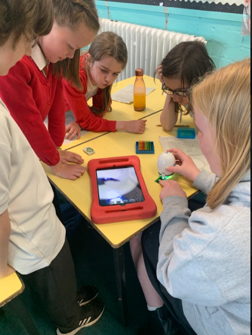 Carolside_PS's tweet image. P7 Young STEM Leaders delivered a microscope workshop to some P5 classes. More fun workshops tomorrow! #CPSSTEAM #ERCSTEM