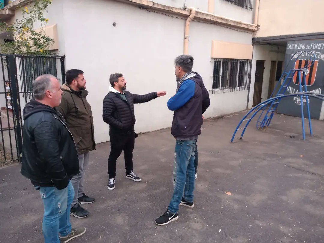 RRIILomas's tweet photo. 🏡💬 | Visitamos la Sociedad de Fomento #BarrioModerno de Temperley junto al delegado #DamiánSalgado. 

Recorrimos sus instalaciones y hablamos de las actividades que realizan abiertas a la comunidad También, presenciamos el entrenamiento del equipo de voley femenino. 🏐💜 https://t.co/bjyoIVdACh