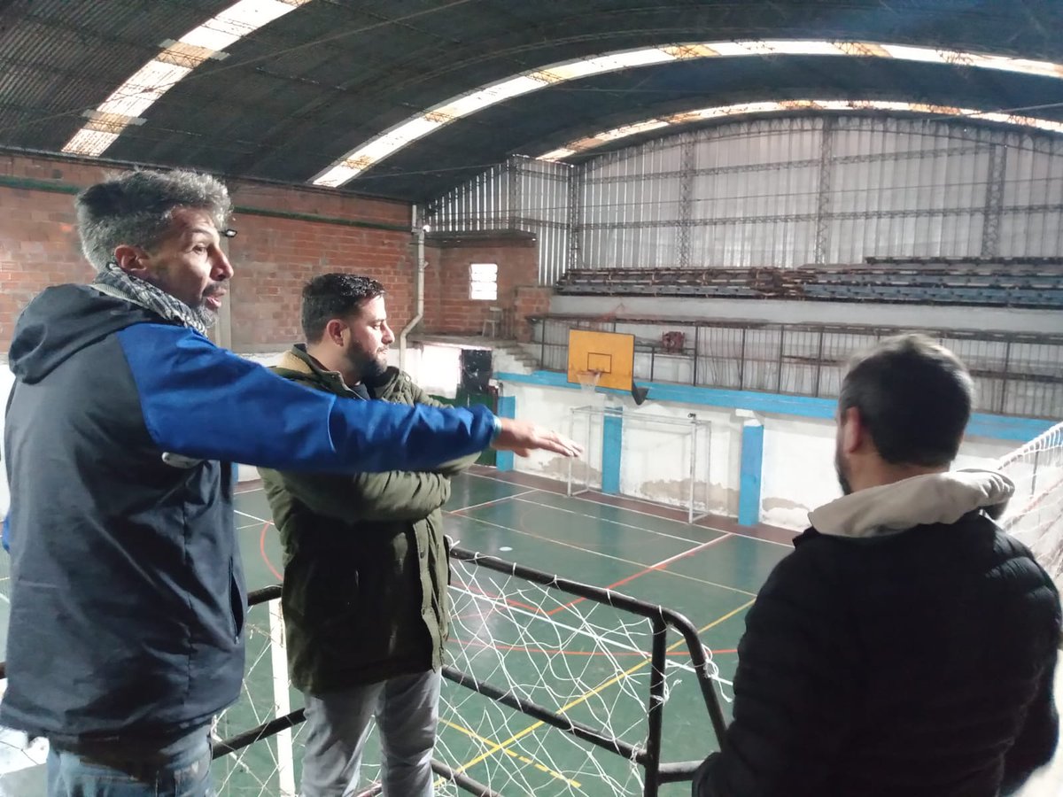 RRIILomas's tweet photo. 🏡💬 | Visitamos la Sociedad de Fomento #BarrioModerno de Temperley junto al delegado #DamiánSalgado. 

Recorrimos sus instalaciones y hablamos de las actividades que realizan abiertas a la comunidad También, presenciamos el entrenamiento del equipo de voley femenino. 🏐💜 https://t.co/bjyoIVdACh