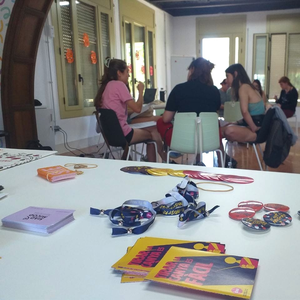 DonesAmbEmpenta's tweet photo. Formació #Agentspuntslila a #CalBadia Igualada 💜 vam treballar sobre la construcció social de gènere, les #violènciesmasclistes, la #interseccionalitat i la necessitat d'espais segurs i feministes de prevenció, sensibilització i actuació.
Teoria i pràctica 🏀.
#28M @micod_cat https://t.co/gtYMtoMn7R