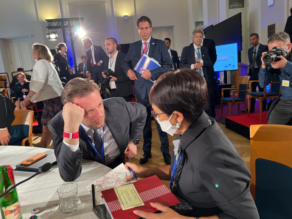 Brief discussion with 🇱🇹 FM of Lithuania @Glandsbergis on the sidelines of the HLD on Indo Pacific (13/06) Looking forward to welcoming his visit to Jakarta