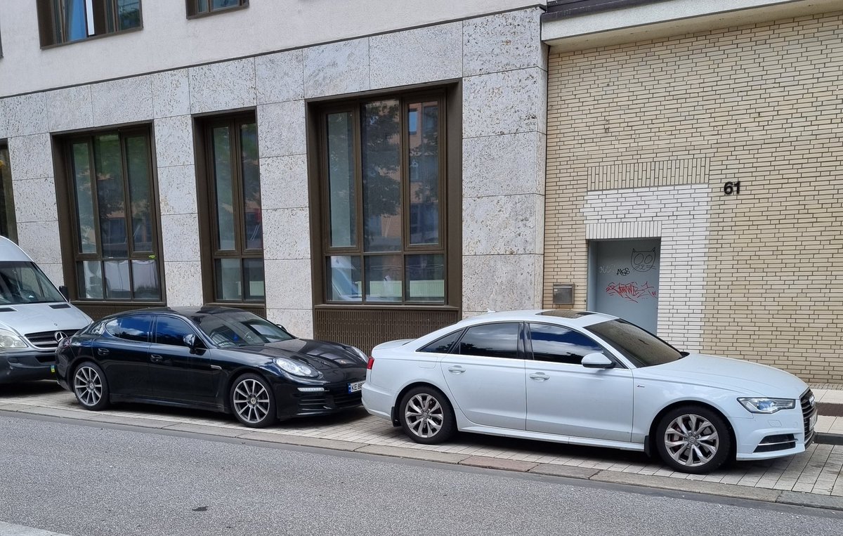 manflorico's tweet photo. refugiados ucraniacos...
a pie pues,
con una mano a'lante y otra atrás
#Audi #Porsche
#OseaHello
#BendecidosYafortunados
#BlindadosPorLaOTAN
#CondenadosAlÉxito https://t.co/DpRiLWiU6W