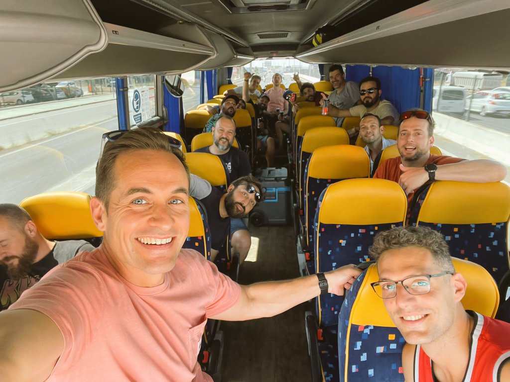 LemonBaloncesto's tweet photo. Despedimos la temporada 21-22 en Málaga, pasando el fin de semana conviviendo y haciendo los gamberros. 
Celebrando las cosas importantes de la vida de nuestros jugadores @AlonsoSpark y @AlvaroBaru 
#familialemon https://t.co/jbG0AJDXuu
