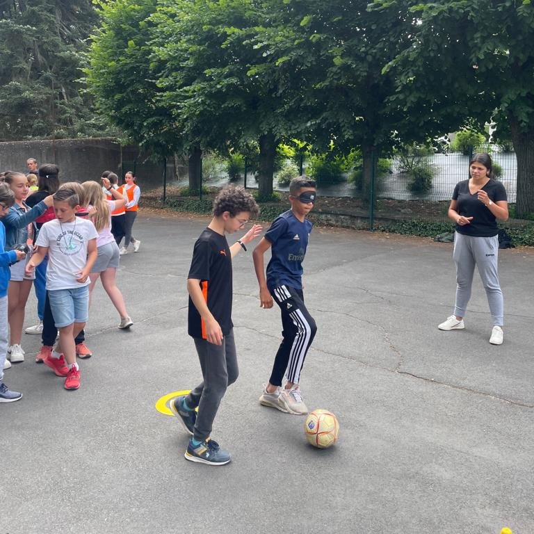 PoleChartreuse's tweet image. Les élèves de 6ème du collège St Louis ont pu apprécier la semaine Olympique et Paralympique, organisée en partenariat avec le Comité Départemental Olympique et Sportif de Haute-Loire. Plus que jamais le collège Saint-Louis est une terre de jeux, celle des JO de 2024 !