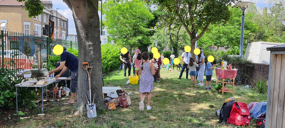 BenceTra's tweet photo. Lovely community spirit and fun at our Garden party - lots of activities and some delicious pizza too!! 💚🌻🌱🦋🍕 #community
Thank you @ Lewisham Tenants Fund and @lewishamhomes for supporting us 🌼💚 https://t.co/GS1Y5hsGlR