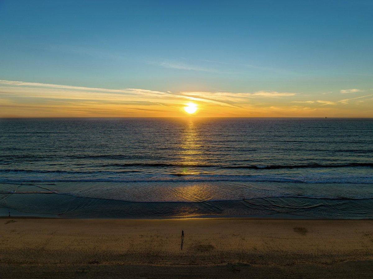 Monday vibes.

#dronephotography <a href="/DJIGlobal/">DJI</a> #sunsetlover <a href="/DroneHour/">DroneHour</a> @ManhattanBeachD