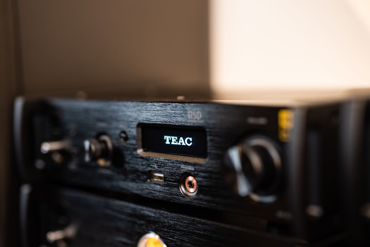 The NT-505-X is a flagship dual monaural USB DAC with versatile network playback capabilities. It successfully incorporates the latest network technologies, along with TEAC’s decades of accumulated audio design experience, in an attractive package with an A4-sized footprint.