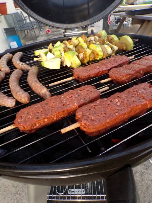 lextestweb's tweet photo. Au vu du temps qu'il fait, c'est le.moment idéal pour faire un barbecue #Socopalesmordusdelaviande #bbqfest #socopa https://t.co/WyvjFMdZmA