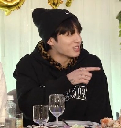 jeonIves's tweet photo. jungkook looks so cute https://t.co/dVD6sxWDSh