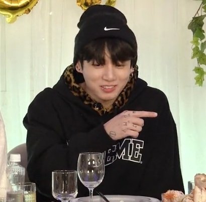 jeonIves's tweet photo. jungkook looks so cute https://t.co/dVD6sxWDSh