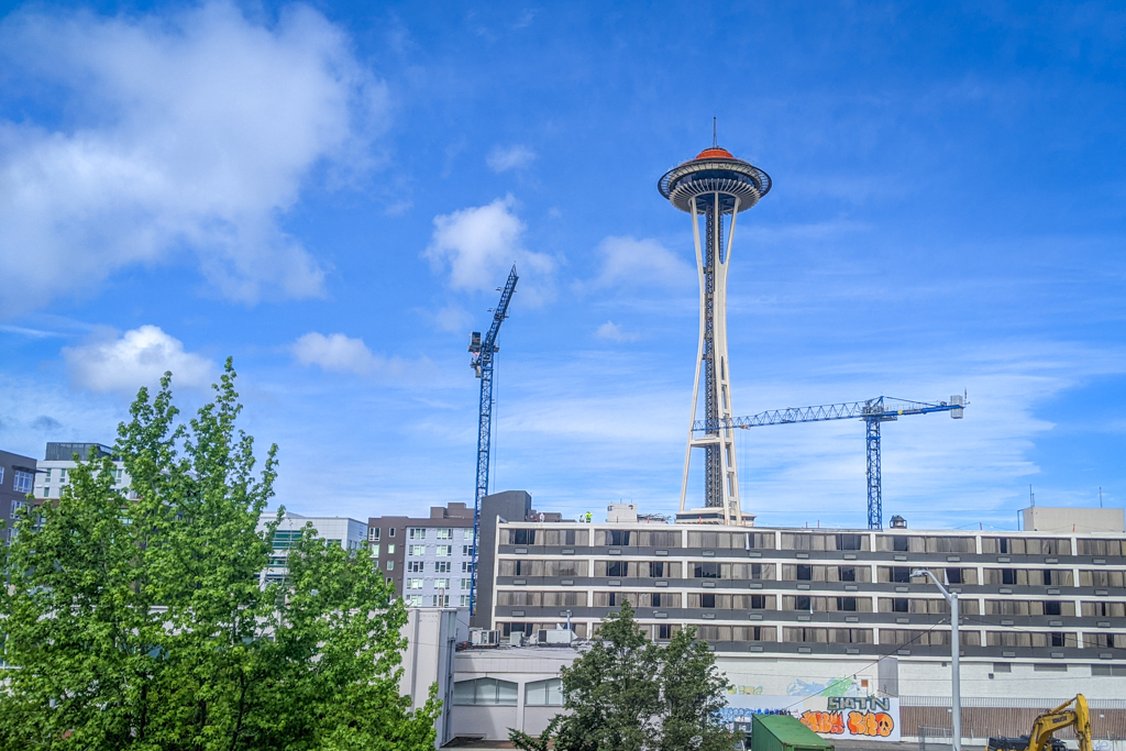 Hello from #Seattle! I am just passing through on a long weekend trip to visit my family in Northwest Washington state. I lived in Seattle for over 20 years so it's interesting  to be back... as a visitor! 

It's still such a *gorgeous* city. I just wish it wasn't SO expensive!
