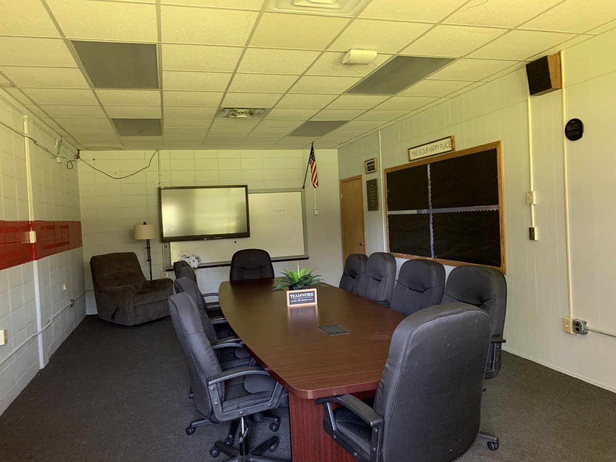 EdShacora's tweet image. Teamwork makes the dream work! @TrojanNation11 conference room is ready for the 2022-2023 school year! #PLCs #Parentmeetings #Datachats